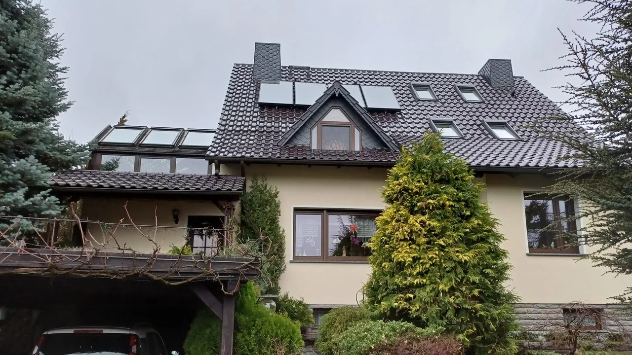 Außenansicht der Pension Kubenz mit gepflegtem Vorgarten